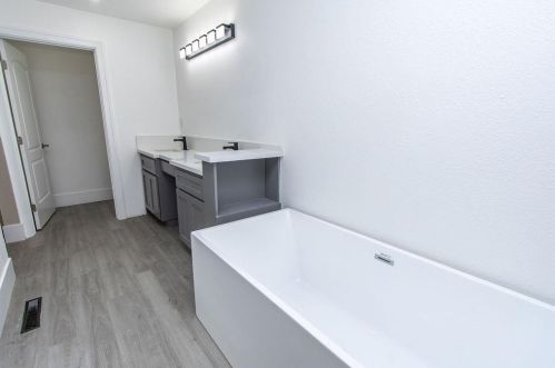 1812 Golf Rd, Turlock CA  95380-9746 exterior