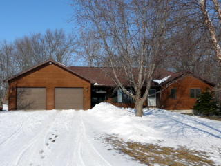 154 Holland Dr, Pella, IA 50219-7514