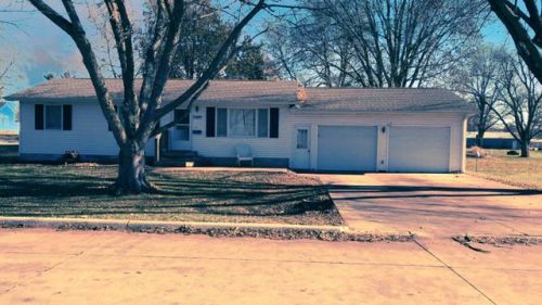 323 8th St, Clarinda, IA 51632-1936