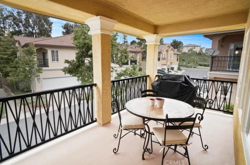 27960 Trillium Ln, Santa Clarita CA  91354-1211 exterior