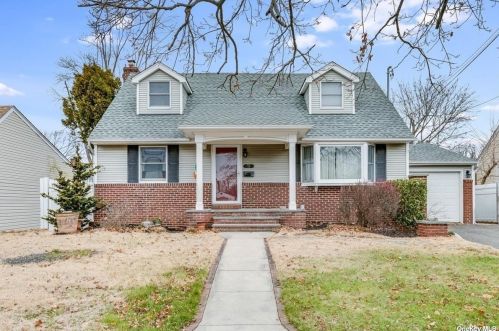 71 Ellen St, Bethpage NY  11714-2924 exterior