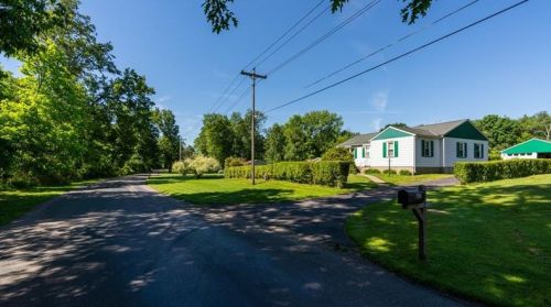 617 Greenwood Dr, Grove City, PA 16127-2222
