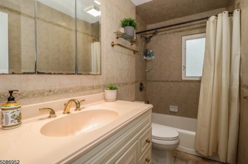 916 Rayhon Ter, Rahway NJ  07065-2153 exterior