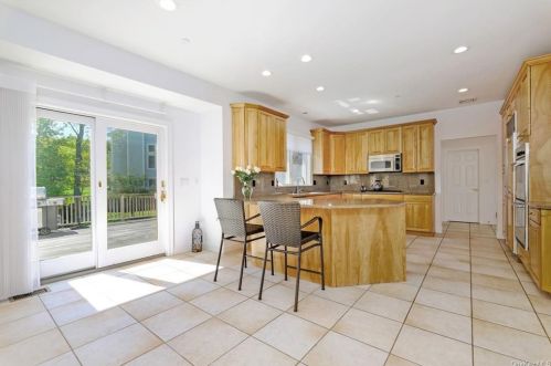 100 Stonewall Cir, White Plains NY  10604-1124 exterior
