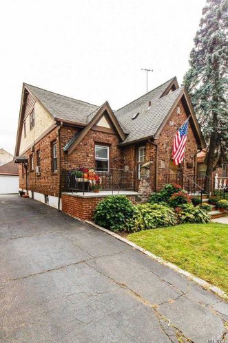 124 3rd St, New Hyde Park, NY 11040-4412