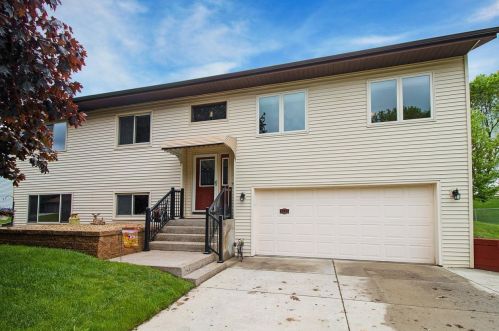 8292 Cleadis Ave, South Saint Paul, MN 55076-3320