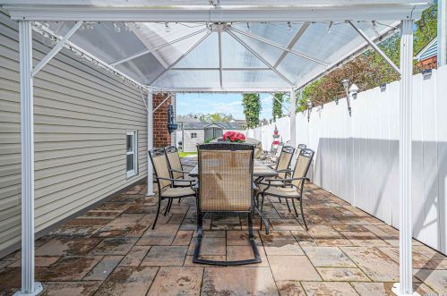 5 Victoria Rd, Babylon NY  11703-1406 exterior