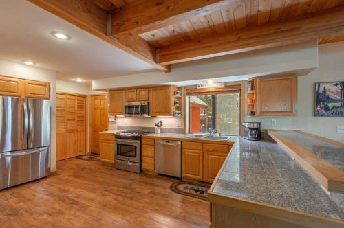 12136 Brookstone Dr, Truckee, CA 96161-6215