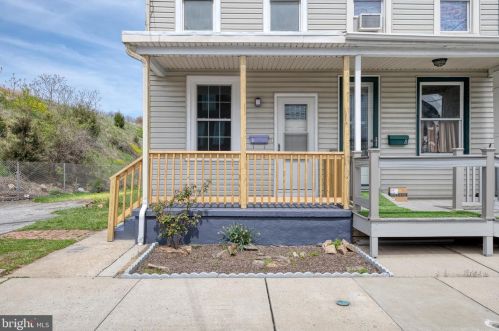 6 Jury St, Highspire, PA 17034-1007