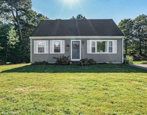 52 County Rd, Mashpee MA  02649-6000 exterior