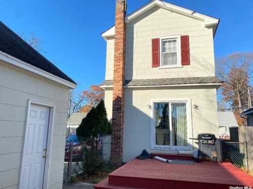 220 Florida Ave, Copiague, NY 11726-3422