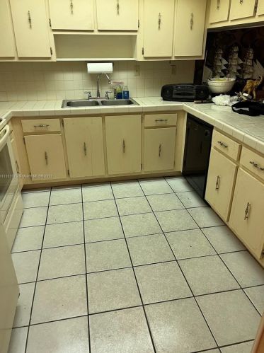 1855 73rd Pl, Hialeah FL  33014-3729 exterior