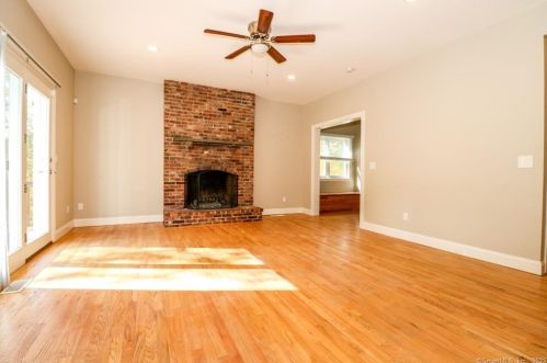 18 Pumpkin Hill Rd, Bridgeport, CT 06611-1619