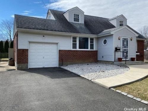 9 Ellsworth Pl, Elwood, NY 11731-5723