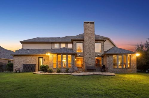 2209 Roadrunner Dr, Lewisville TX  75022-7885 exterior