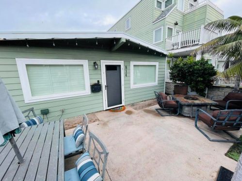 814 Capistrano Pl, San Diego CA 92109-8106 exterior