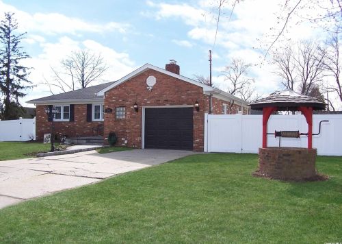24 1st St, Deer Park, NY 11729-4202