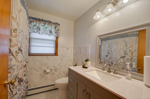32 Maple View Dr, Waterbury CT  06716-1643 exterior