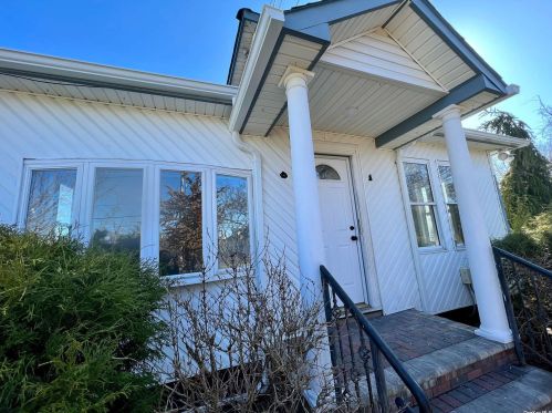 270 Irving St, Central Islip, NY 11722-4118