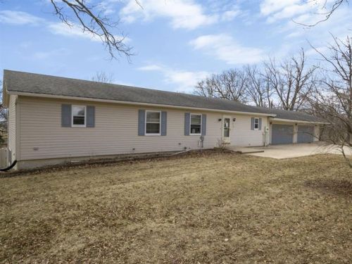 330 Hubler Ln, Sutliff, IA 52253-8540