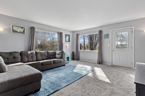 25130 Loomis Rd, Waterford, WI 53185-1422