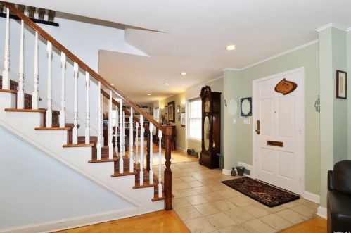 2 Old Colony Ln, Great Neck, NY 11023-1624