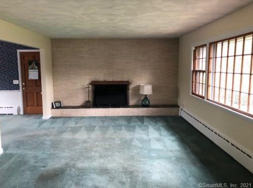 31 Maple St, Manchester, CT 06040-5526