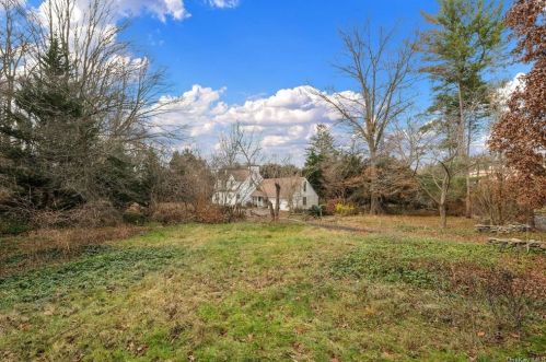 55 Meadowbrook Rd, White Plains NY  10605-2203 exterior