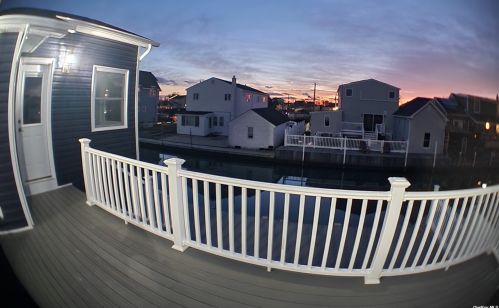 831 7th St, North Lindenhurst, NY 11757-5516
