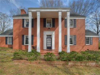 1311 Broad St, Statesville, NC 28677-5421