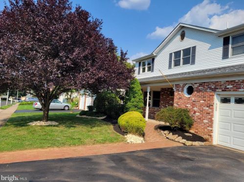 8 Hedgerow Dr, Fairless Hills, PA 19030-4022