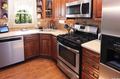 107 Scudder Pl, Northport NY  11768-3027 exterior