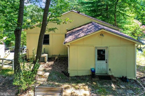 2402 Youngs Dr, Haymarket VA  20169-1532 exterior