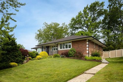 29 Lords Way, New Hyde Park, NY 11040-1211