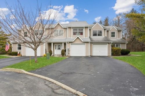 27 Deer Crossing Dr, Fishkill, NY 12524-1361