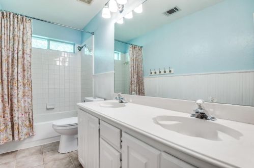 2104 Stevenson Ln, Lewisville TX  75028-3739 exterior