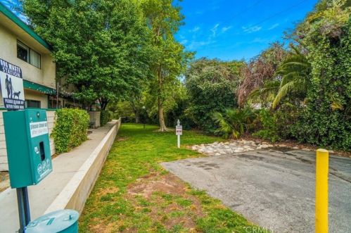 23552 Newhall Ave, Santa Clarita CA  91321-3165 exterior