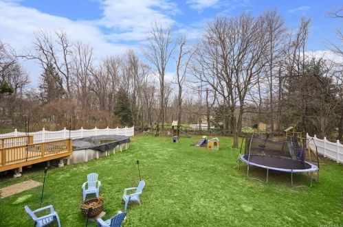 80 Friendly Rd, Mahopac NY  10541-1922 exterior