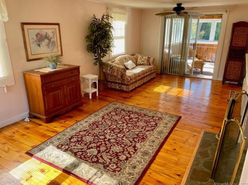 141 Deerfield Dr, Bridgeport, CT 06612-1149