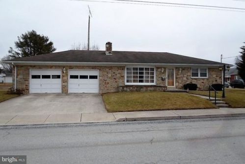 37 Myrtle St, Littlestown, PA 17340-1335