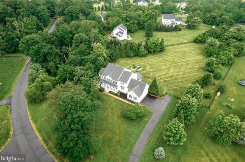 18332 Oak Ridge Dr, Purcellville, VA 20132-4051