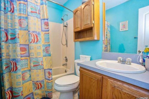 2 Laura Ct, Mount Sinai NY  11766-2360 exterior