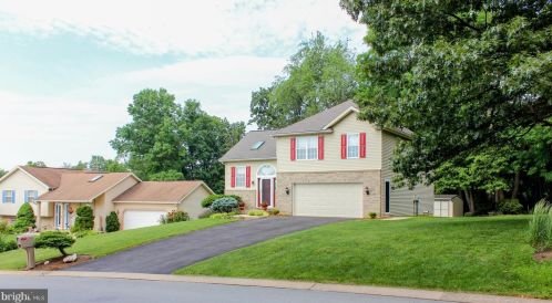 327 Larkin Dr, Red Lion, PA 17356-9649