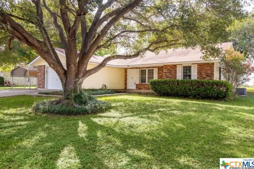 160 Tanglewood Dr, Seguin, TX 78155-7259