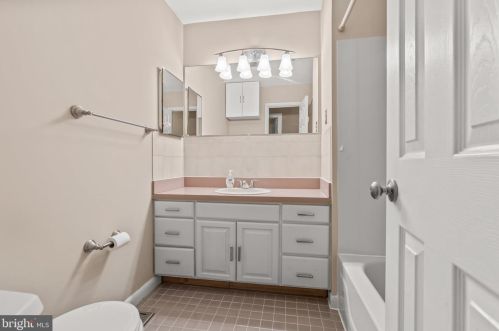 701 Parry Blvd, Riverton NJ  08077-3938 exterior