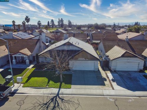 1062 Schadeck St, Manteca CA  95336-5956 exterior