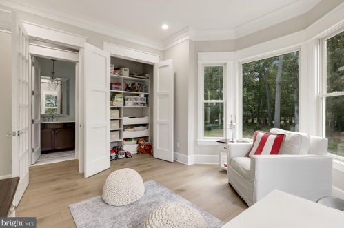 1044 Manning St, Great Falls VA  22066-1922 exterior