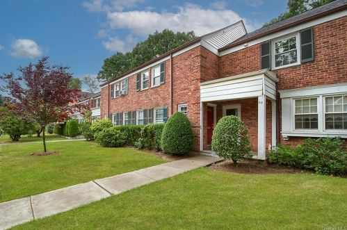 35 Robins Cres, New Rochelle, NY 10801-1003