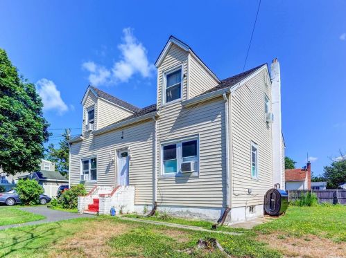 11 Dalton Rd, Bayshore, NY 11706-1602