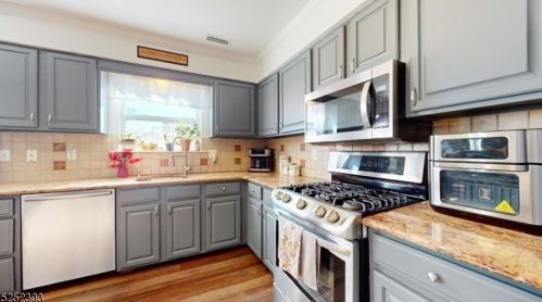 326 Angle Ave, Manville NJ  08835-2318 exterior